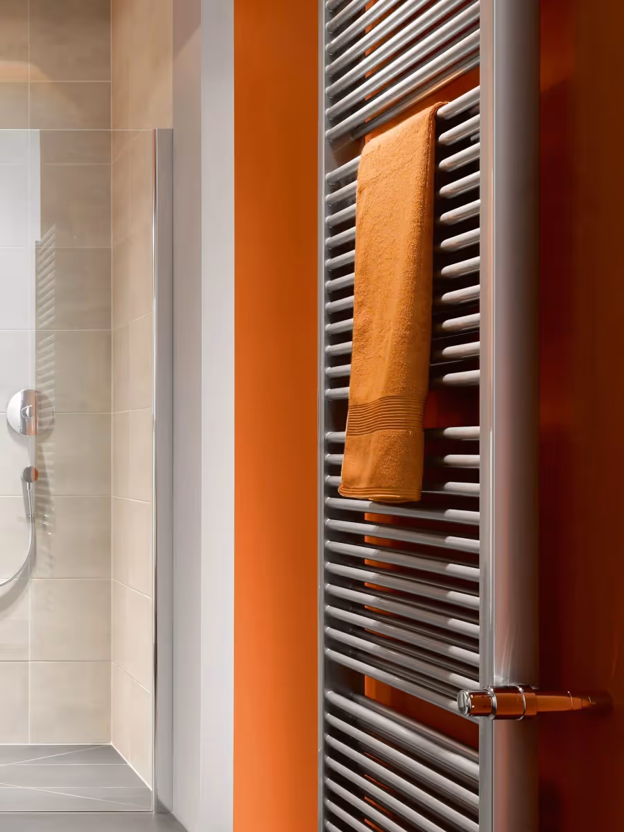 Badezimmer mit Handtuchheizkörper als Beispiel für komfortable Wärme im Alltag.