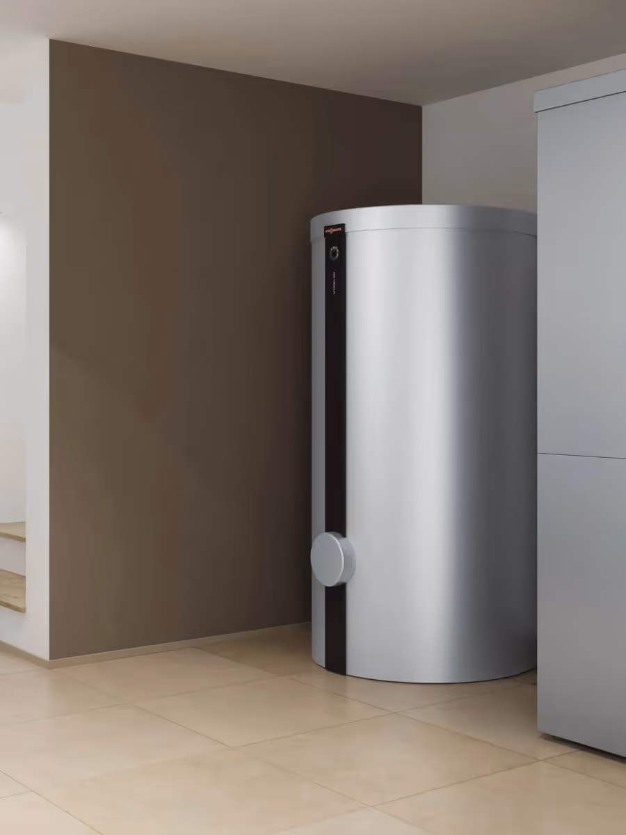Technikraum mit Lüftungs- und Warmwassersystem in einem modernen Wohngebäude.
