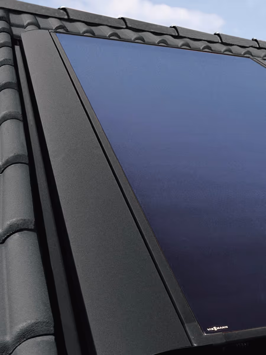 Solarmodule einer Photovoltaikanlage auf einem geneigten Ziegeldach.