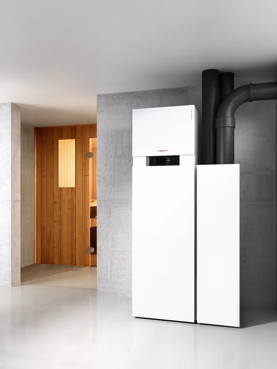 Lüftungsanlage in einem modernen Technikraum neben Sauna und Dusche.