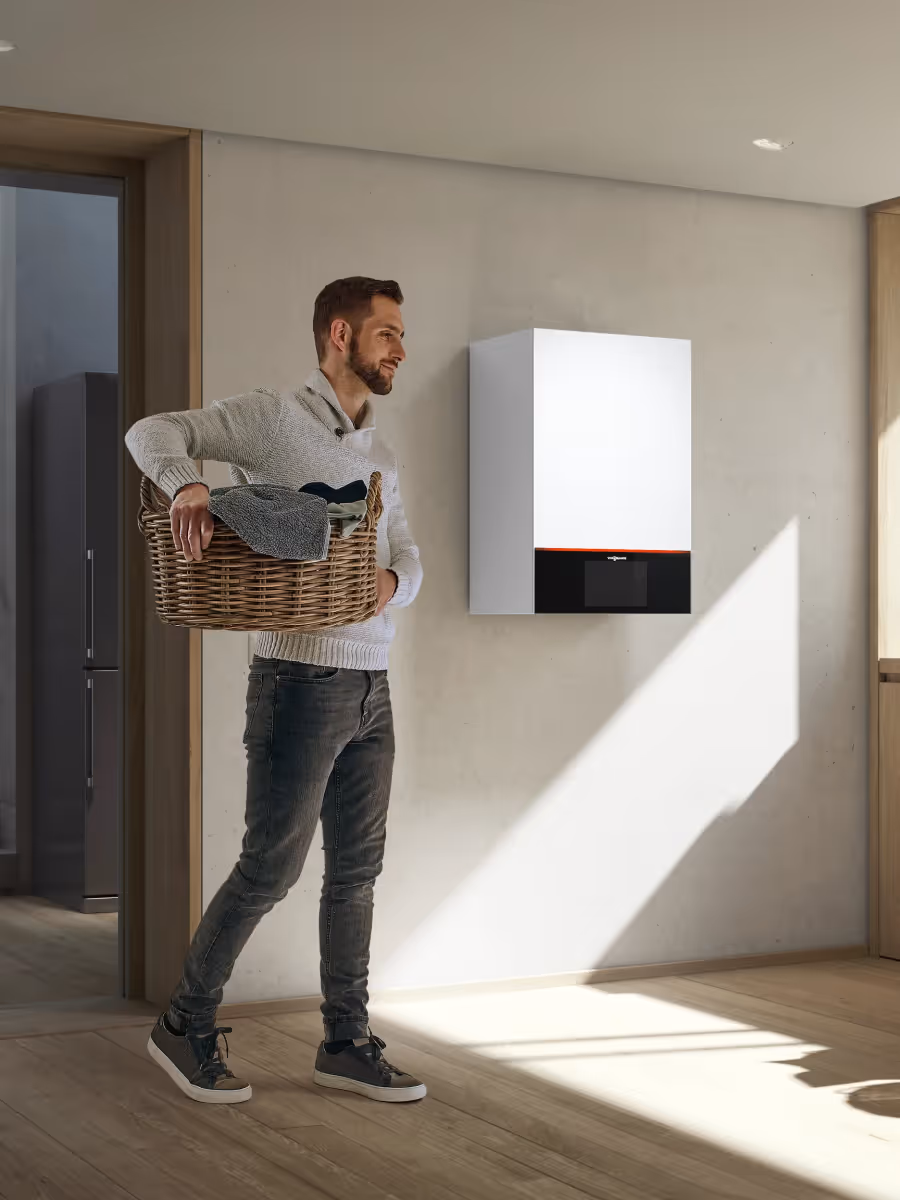 Kompakte Heizungsanlage im Hauswirtschaftsraum eines modernen Wohnhauses.