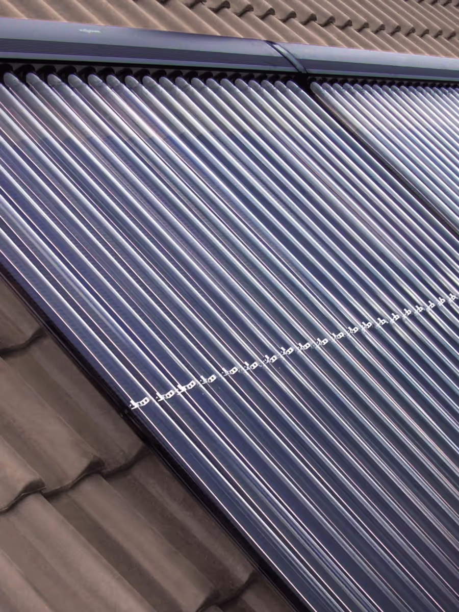 Röhrenkollektoren einer Solarthermieanlage auf einem geneigten Dach.
