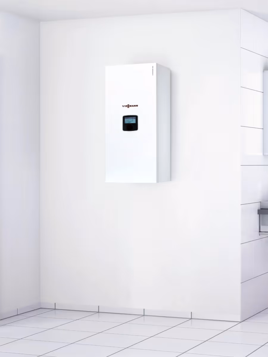 Moderne Haustechnik mit Speicher und Heizgerät in einem Technikraum.