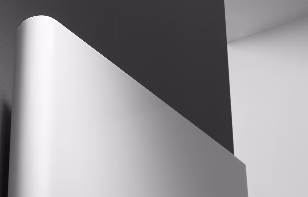 Elegantes Waschbecken mit Armatur in einem modern gestalteten Badezimmer.