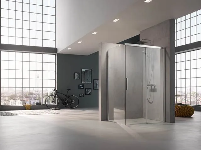 Großzügige freistehende Duschkabine in einem modern gestalteten Bad.