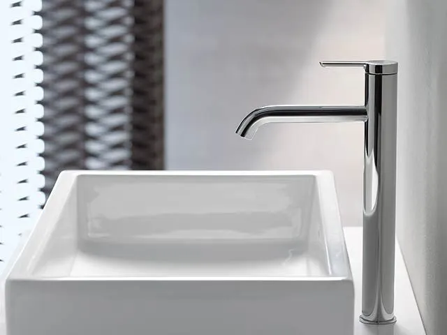 Eckiges weißes Waschbecken mit schlanker verchromter Armatur.