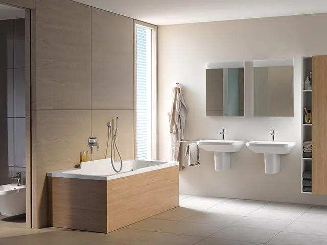 Modernes Bad mit Badewanne, Bidet und zwei wandhängenden Waschtischen.