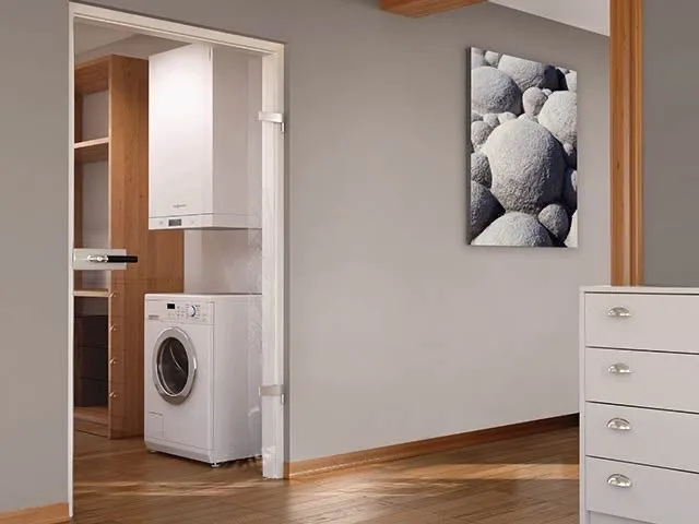 Wandhängendes Gas-Brennwertgerät über einer Waschmaschine in einem Hauswirtschaftsraum.