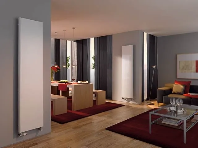 Schmaler weißer Designheizkörper in einem modern eingerichteten Wohn- und Essbereich.
