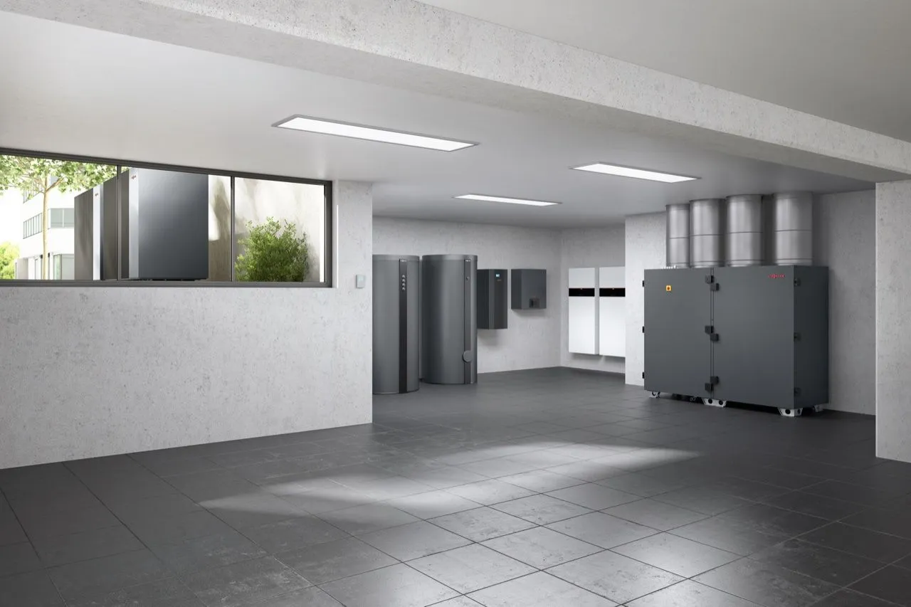 Gewerbliche Haustechnik mit Lüftungsgerät, Speichern und Wärmepumpe in einem weitläufigen Technikraum.
