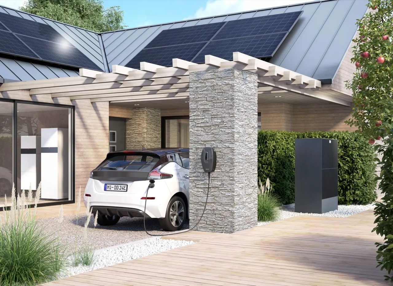 Einfamilienhaus mit Photovoltaikanlage, Stromspeicher und Wallbox zum Laden eines Elektroautos.