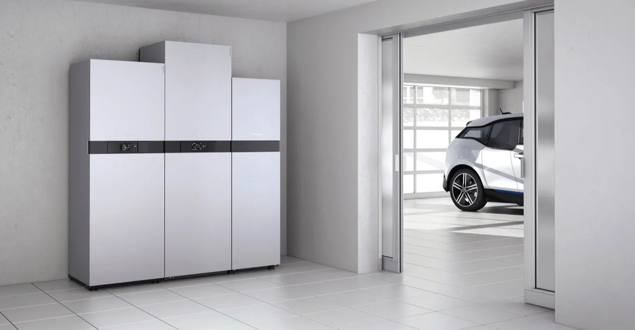 Modulares Energie- und Heizsystem in einem hellen Technikraum neben der Garage mit Elektroauto.