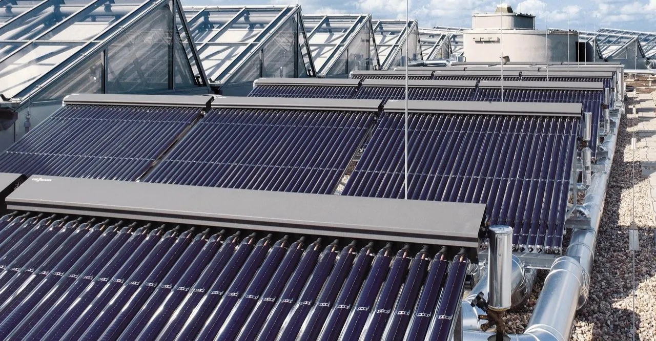 Großflächige Vakuumröhren-Solarkollektoren auf einem Flachdach zur solaren Wärmegewinnung.