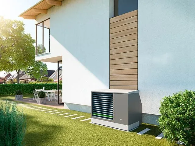 Außengerät einer Haustechnikanlage neben einem modernen Wohnhaus.