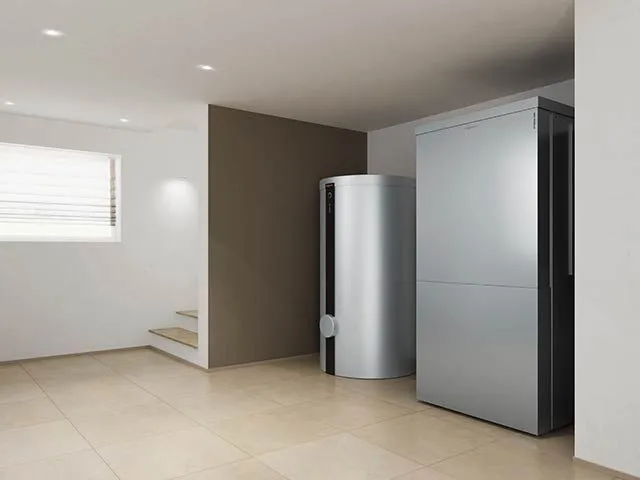 Warmwasserspeicher und Lüftungs-Innengerät einer Wärmepumpe in einem hellen Technikkeller.