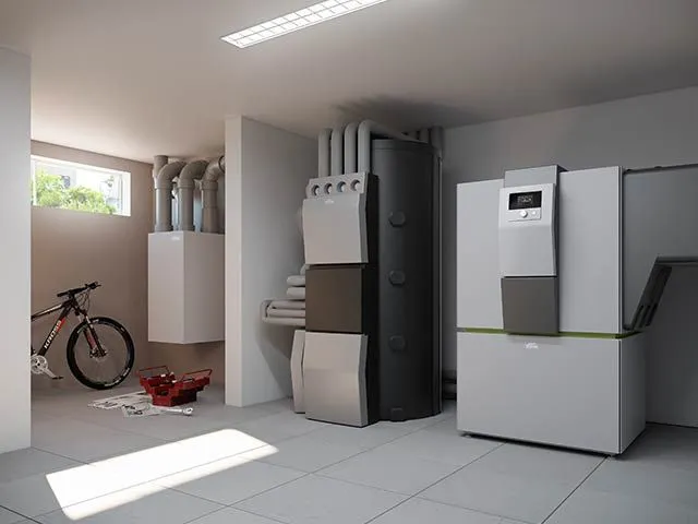 Mehrteilige Heizungs- und Lüftungstechnik in einem aufgeräumten Technikraum.