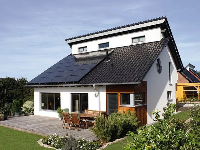 Photovoltaikmodule auf dem Dach eines Einfamilienhauses.