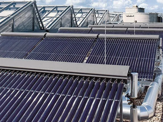 Mehrere Solarkollektoren einer Solarthermieanlage auf einem Flachdach.
