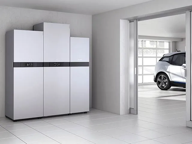 Modulares Energie- und Heizsystem in einem hellen Technikraum neben einer Garage.