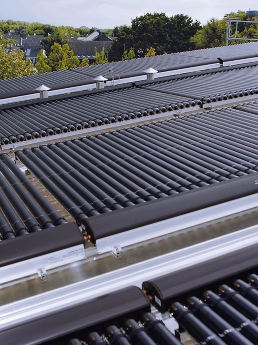 Solarthermie- und Photovoltaikanlagen auf einem Dach