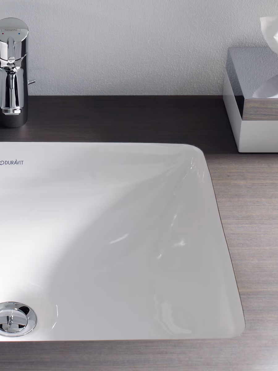 Elegantes Waschbecken und Armaturen im modernen Badezimmer